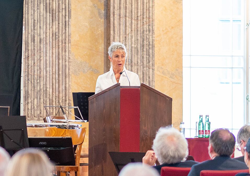 Barbara Seidlhofer presenting her work to the audience