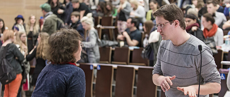 Student talking to lecturer (c) Uni Wien